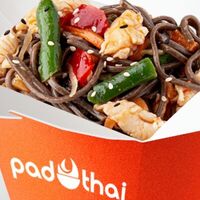 Курица в кисло-сладком соусе с лапшой собав Pad Thai