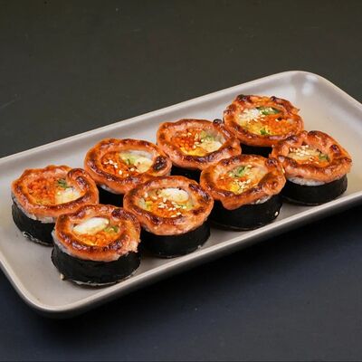 Запеченный кимпаб с говядиной (8 шт.) в Momo Chicken Korean по цене 646 ₽