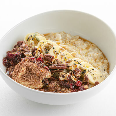 Овсяная каша с бананом, пеканом и клюквой в Nothing Fancy по цене 850 ₽