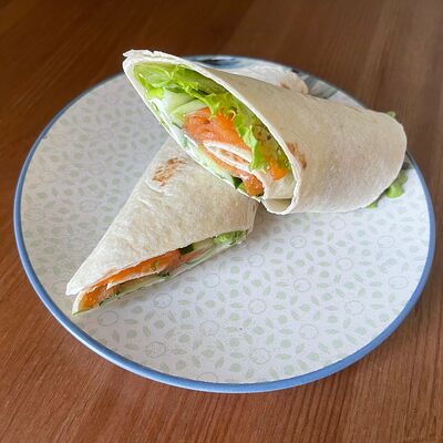 Ролл с лососем в Family Kitchen по цене 400 ₽