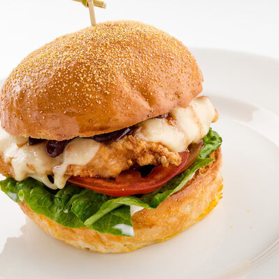 Чикен бургер в Udcкафе Upside Down Cake по цене 470 ₽