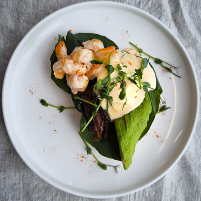 Ремесленный тост Тартин с креветкой и яйцом пашот в Панеттоле по цене 585 ₽