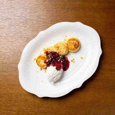 Сырники с кокосовым кремом и вареньем из малины в Tutta La Vita по цене 800 ₽