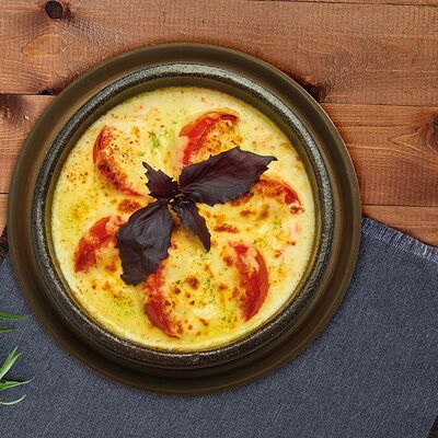 Запеченный сыр сулугуни в Деда хинкали по цене 740 ₽