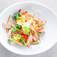 Салат с курицей и овощами в BonoBo