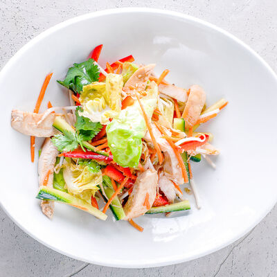 Салат с курицей и овощами в BonoBo по цене 630 ₽