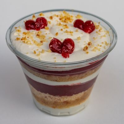 Молочная девочка клубника в Caxapcoff по цене 200 ₽