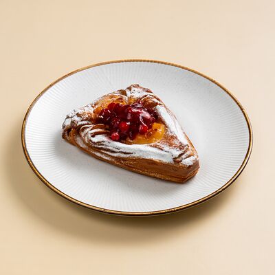 Слойка скандинавская с творогом и брусникой в Север-Метрополь по цене 235 ₽