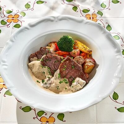 Говядина с овощами и грибным соусом в ЛарисуВаннуХочу по цене 1390