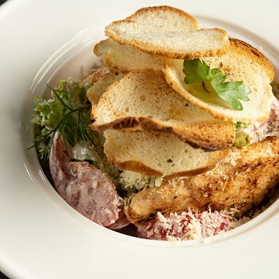 Салат Цезарь с курицей в Пицца и Паста по цене 665 ₽