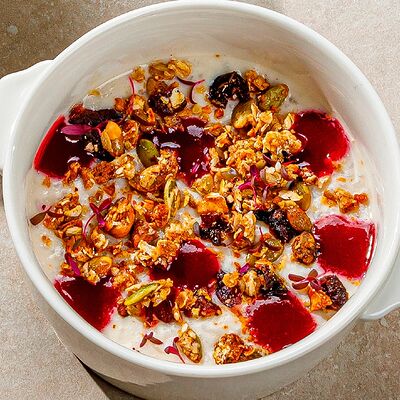 Рисовая каша на кокосовом молоке с домашней гранолой и малиновым конфитюром в Этажи по цене 390 ₽