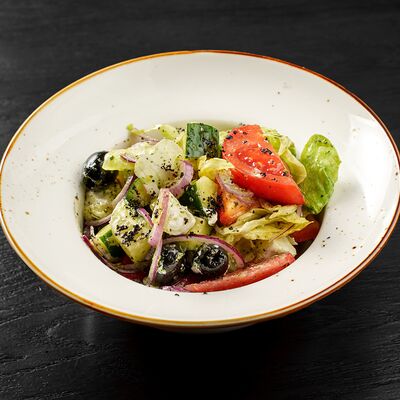 Греческий салат в Бк первый по цене 380 ₽