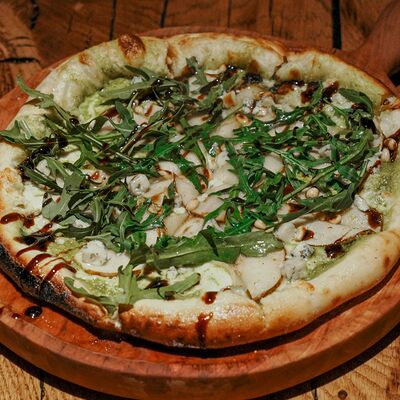 Пицца с голубым сыром и карамельной грушей 22 см в Rekki Pizza & Cocktail Bar по цене 960 ₽