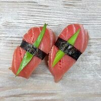 Суши с тунцом в Umami