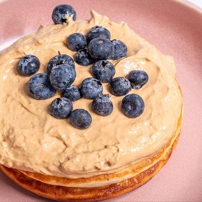 Черничные панкейки с вареной сгущенкой в Lilian's cafe по цене 790 ₽