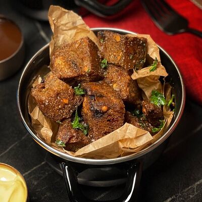 Фирменные чесночные гренки в Kirova street по цене 250 ₽