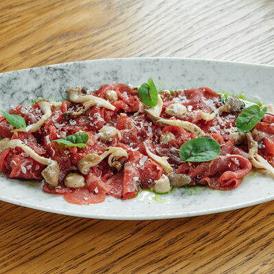 Карпаччо из мраморной говядины с кремом из кешью в Riesling Boyz по цене 930 ₽