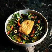 Салат с жареным сыром и печеными овощами в Nuahule
