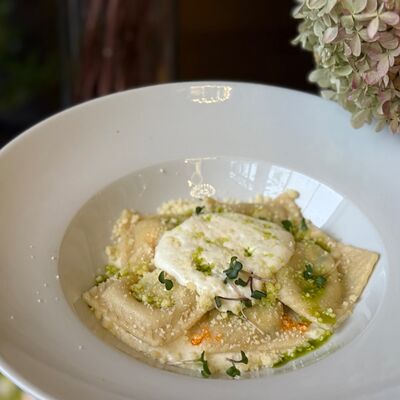 Равиоли с рикоттой и шпинатом с муссом из копченого сулугуни в Pellegrino по цене 725 ₽