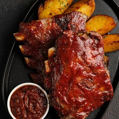 Свиные ребрышки в красном остром соусе в Де'рибас по цене 1260 ₽