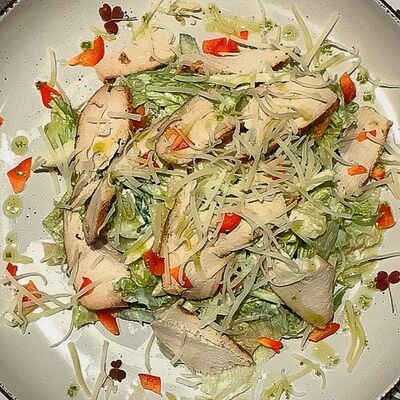 Салат с цыпленкомв Mr. Чебурек по цене 390 ₽