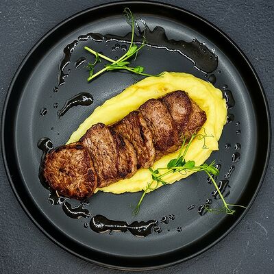 Медальоны из говядины в CAFE BAZAR по цене 890 ₽