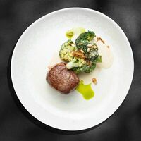 Миньон с брокколи и трюфельными сливками в CLAVIS