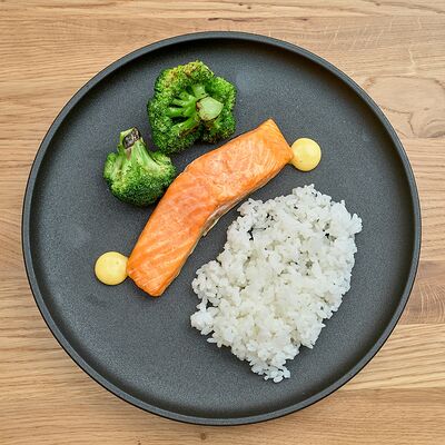 Филе лосося с рисом и брокколи в Местные по цене 2150 ₽