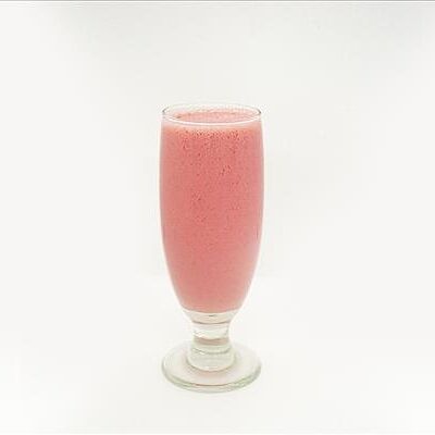 Клубничный молочный коктейль в Вьетнамская кухня CYCLO по цене 369 ₽