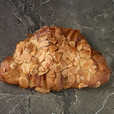 Круассан с миндалем в Семейная пекарня Кривоноговых по цене 260 ₽