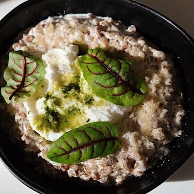 Гречка с яйцом пашот, сливками и пармезаном в Renoir coffee по цене 395 ₽