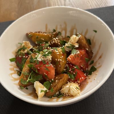 Салат с хрустящим баклажаном в Хинкальная по цене 640 ₽