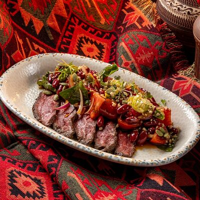 Стейк-салат с мраморной говядиной в Хмели & Сунели по цене 990 ₽