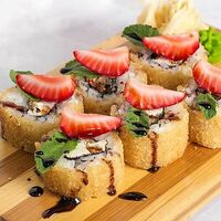 Теплый ролл с клубникой и угрем в Луиджи & Тосё