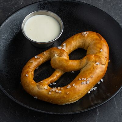 Немецкий брецель в Jager restopub по цене 390 ₽