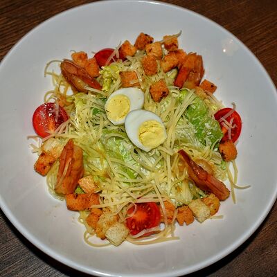 Цезарь с креветками в Bareda по цене 460 ₽