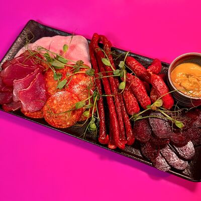 Ассорти мясных деликатесов в ROOF по цене 890 ₽