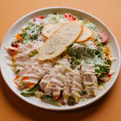 Зелёный салат с цыплёнком-гриль, каперсами, томатами и сыром Грана Падано в Круча по цене 750 ₽