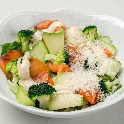 Зеленый салат с лососем и медовым дрессингом в Кафе Калачи по цене 750 ₽