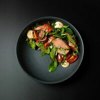 Салат с ростбифом в Loft