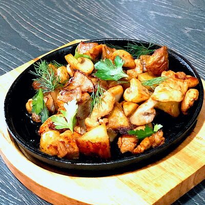 Шкварчащая сковородка с курочкой в Грейс HALL по цене 580 ₽