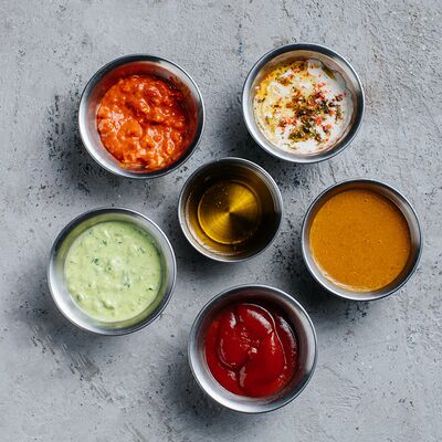 Йогуртово-чесночный соус в Easy Hummus по цене 110 ₽