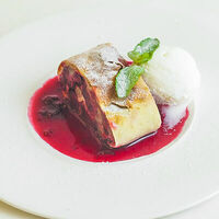 Вишневый штрудель в Bon Bon