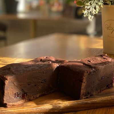 Брауни с клюквой в ОКофе по цене 320 ₽