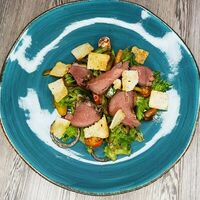 Салат с жареной курочкой и грибамив Чешский дворик