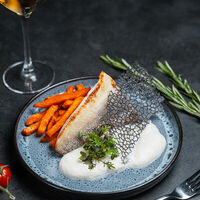 Филе судака с бататом и пармезановым муссом в Честнок