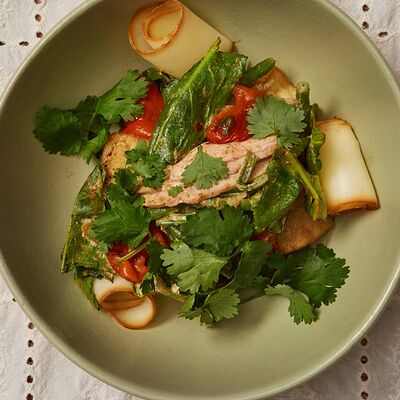 Салат с копчёной индейкой, баклажанами, сыром сулугуни и ореховым соусомв Банщики по цене 860 ₽