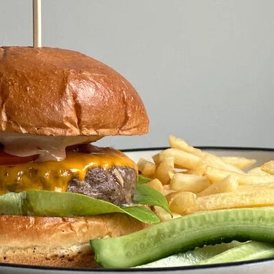 Чизбургер с картофелем фри в Культурный код по цене 980 ₽