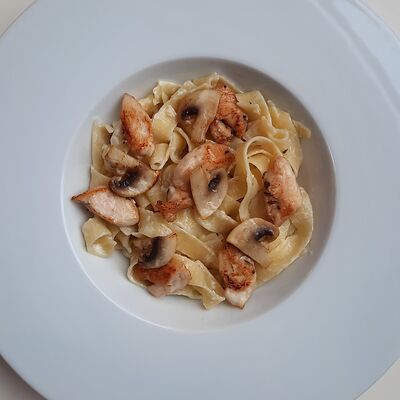 Фетучини с курицей и грибами в ГастроБаланс по цене 499 ₽