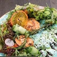 Салат с лососем и апельсиновым соусом в KitaYama